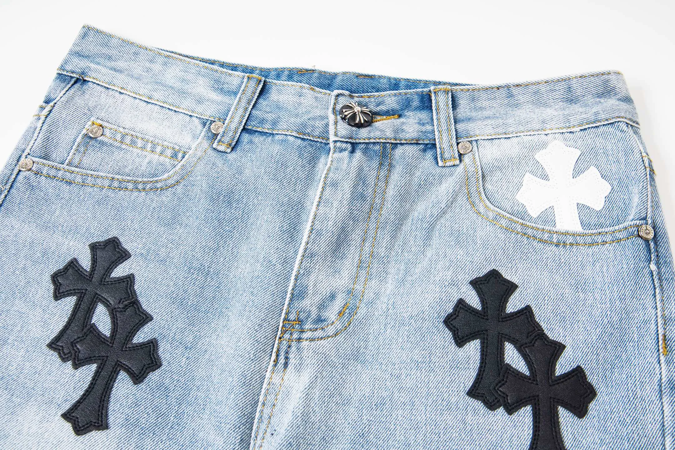P240 Chrome Hearts light blue, black and white multi-quick leather couple jeans are a hot item this season and are sought after by countless celebrities and fashionistas. The neat details of the cutting process add color to the playful fashion! The neat and meticulous design, and the well-fitting structure is unique. The upper body not only has outstanding recognition, but also looks younger and younger. A style with the ultimate wearing meaning and performance, gorgeous color matching, and the craftsmanship of this style is also extremely extraordinary. After the finished product is washed, it is disassembled and hand-made with sheepskin cross leather and then spliced ​​together to complete. The whole piece has too many craftsmanship to describe. It is decorated with patchwork cross flowers and high-waisted washed jeans! ! Absolutely high-end luxury product, a god-level single product, a super popular product, made by top heavy industry, a magic weapon that cannot be missed. Style number: 1830# Size: 28 30 32 34 36 Color: light blue
